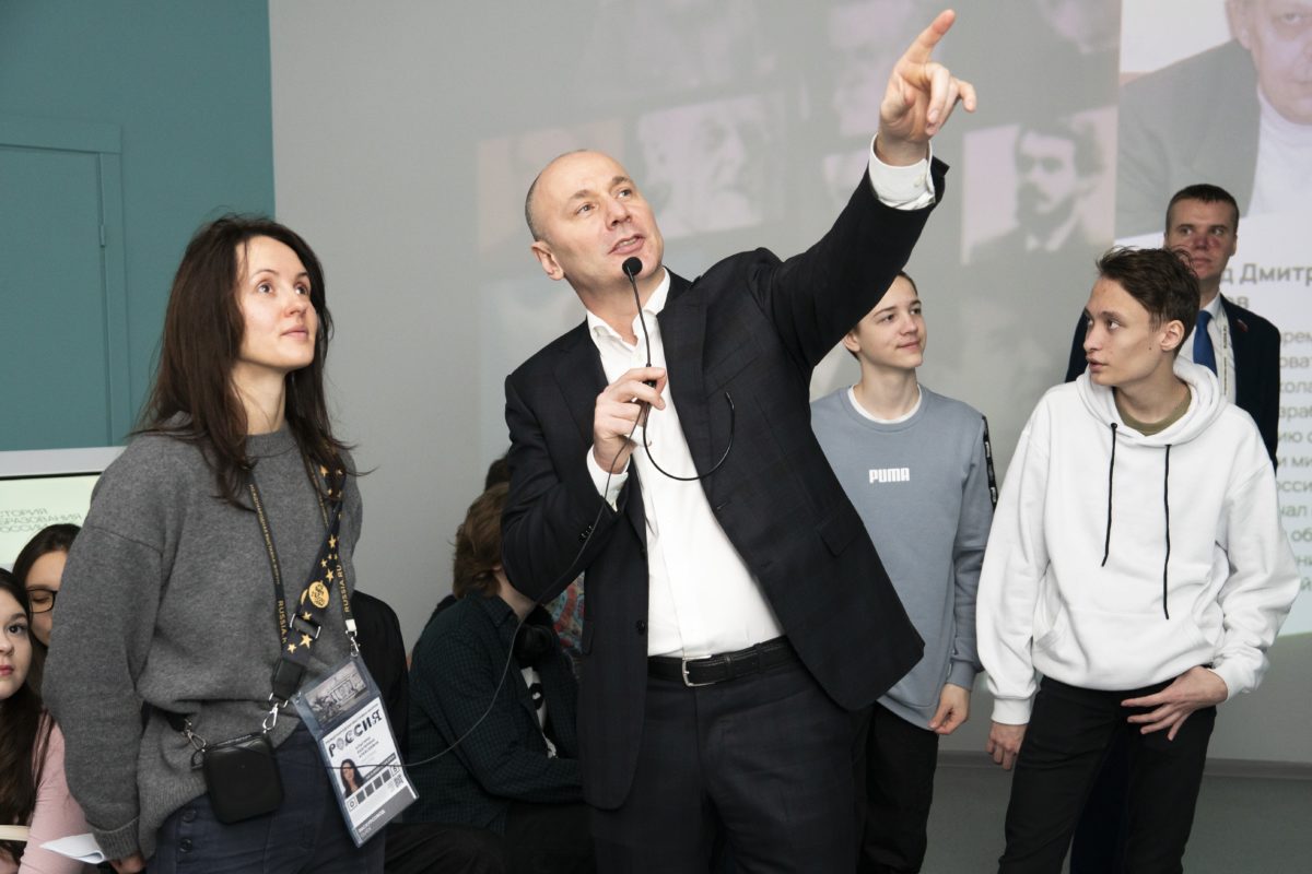 Руководитель Рособрнадзора Анзор Музаев провел авторскую экскурсию в рамках Международной выставки-форума «Россия»