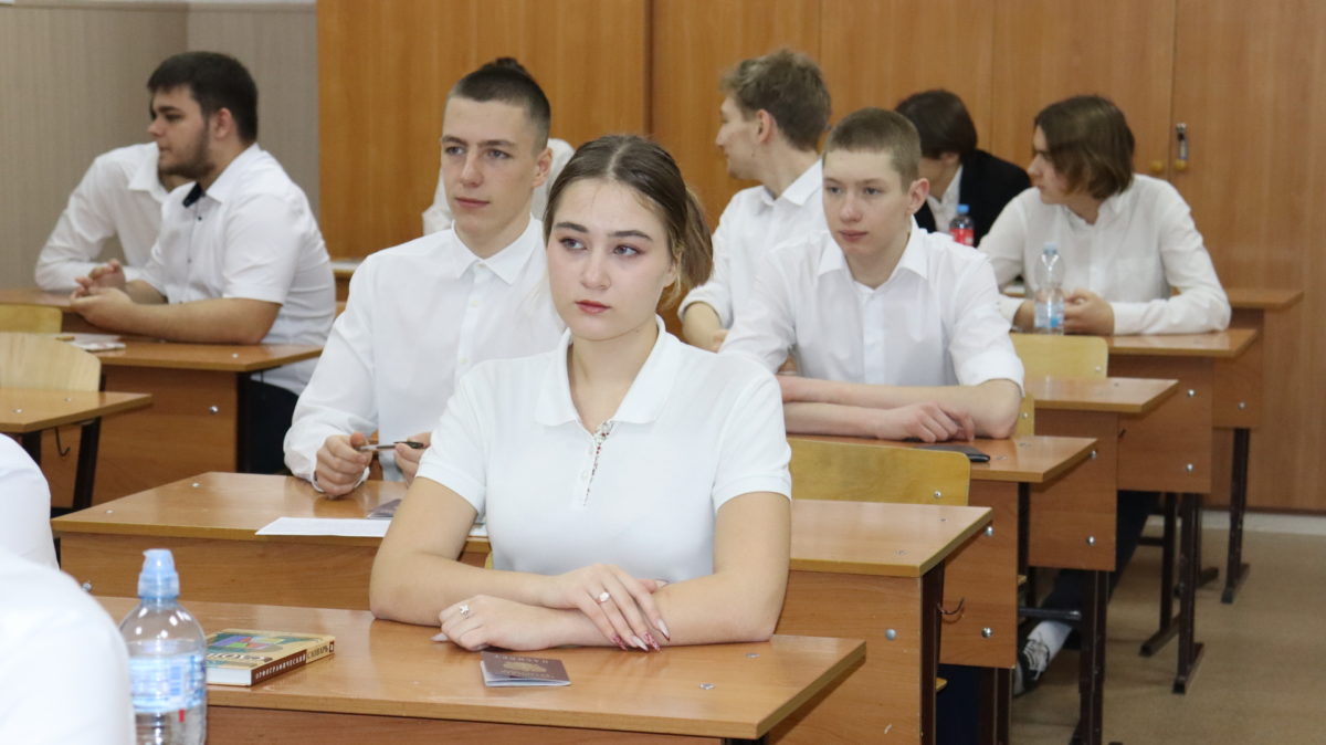 Ученики российских школ написали итоговое сочинение (изложение)
